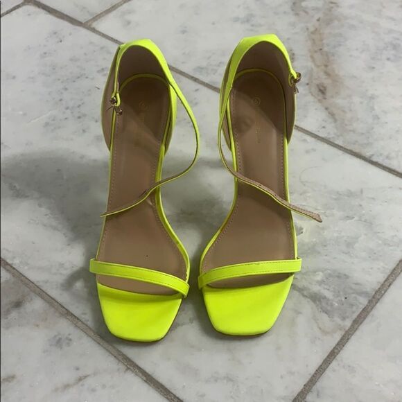 Bright yellow heels - Picture 4 of 5